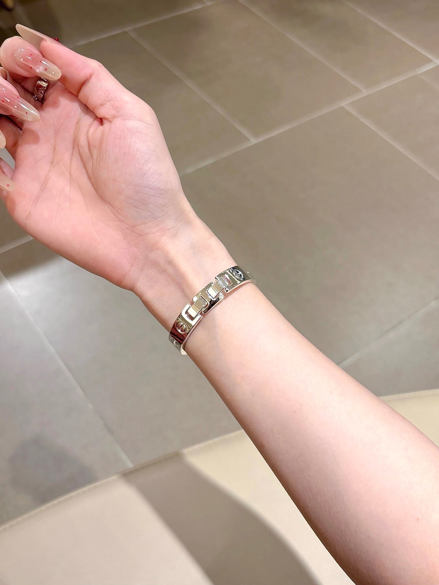 LuxeCross™ Bangle-Style Apple Watch Band – Polished Metallic Finish