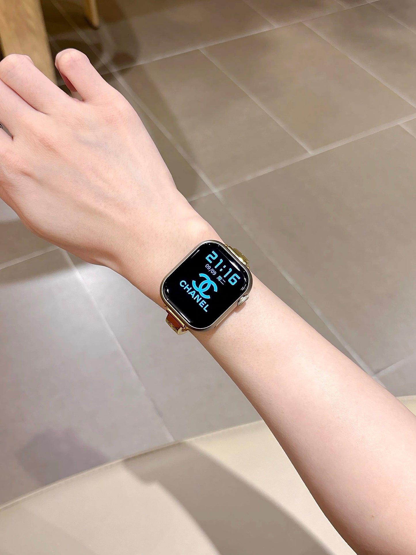 LuxeCross™ Bangle-Style Apple Watch Band – Polished Metallic Finish